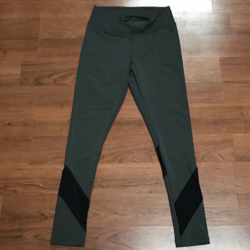 Better Bodies grey leggings ( Lululemon, Nike)